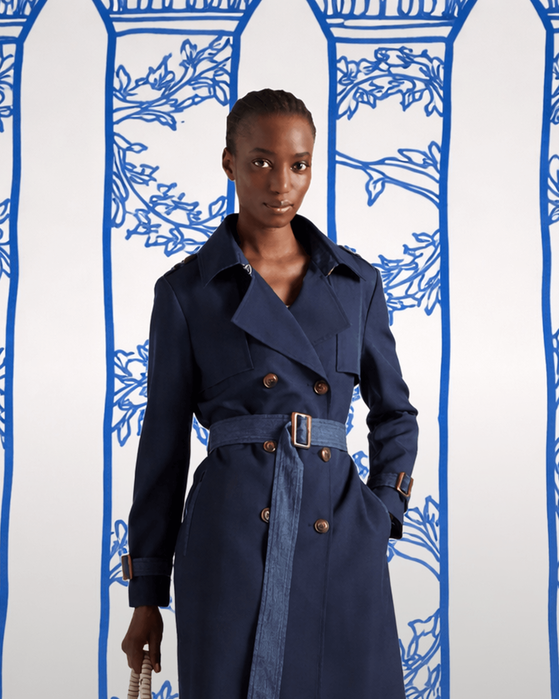 Persona in interno con outfit chiaro, sfondo neutro